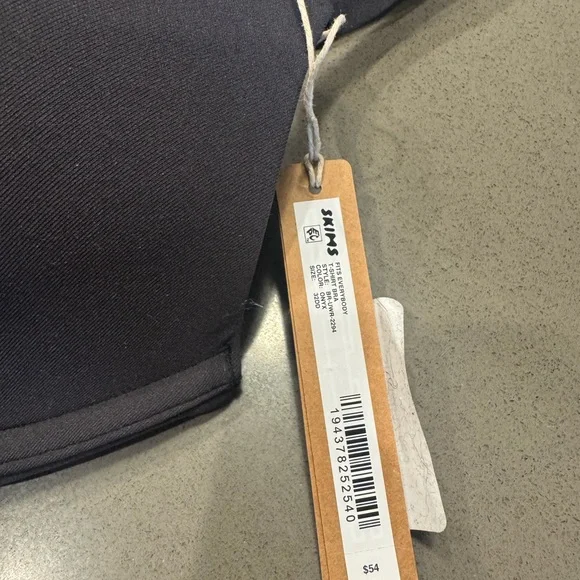 SKIMS Black T-Shirt Bra - Picture 5 of 5